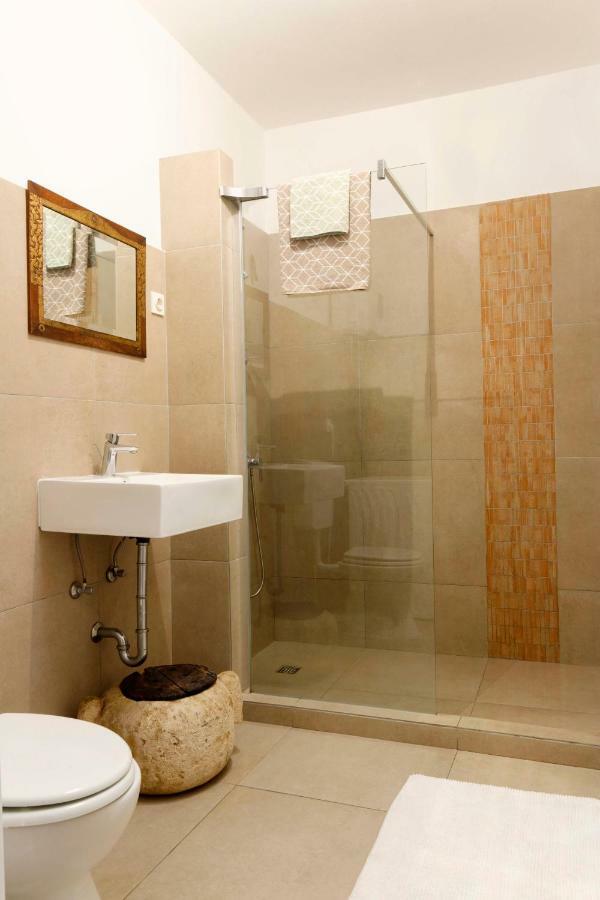 Beach House Gusla Комижа Екстер'єр фото