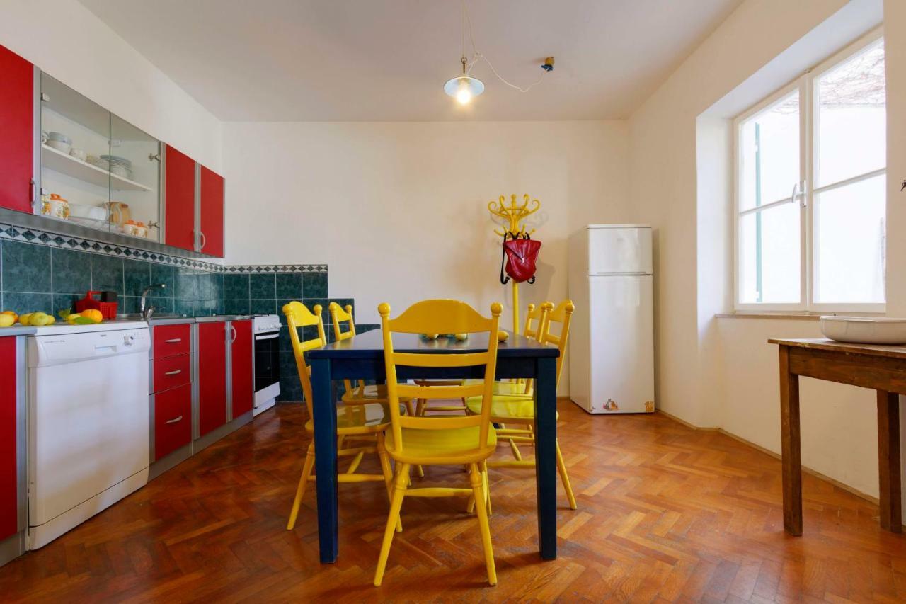 Beach House Gusla Комижа Екстер'єр фото