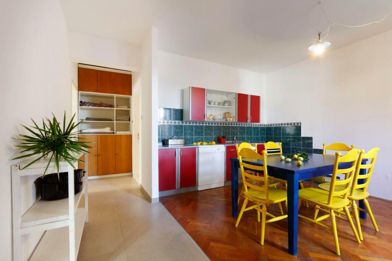 Beach House Gusla Комижа Екстер'єр фото